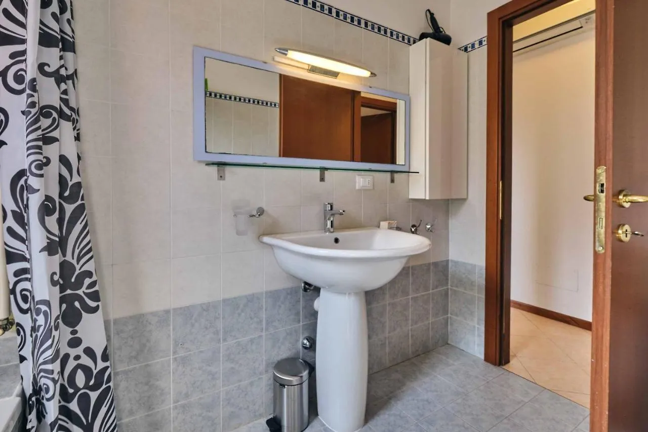 Apartmentsgarda - Casa Eline 0*, Garda (Verona) Italy